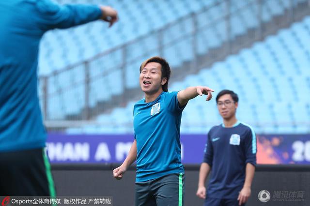 第45分钟，AC米兰前场定位球机会，本纳塞尔拨了一下，特奥起脚轰门，科斯蒂尔将球扑出。